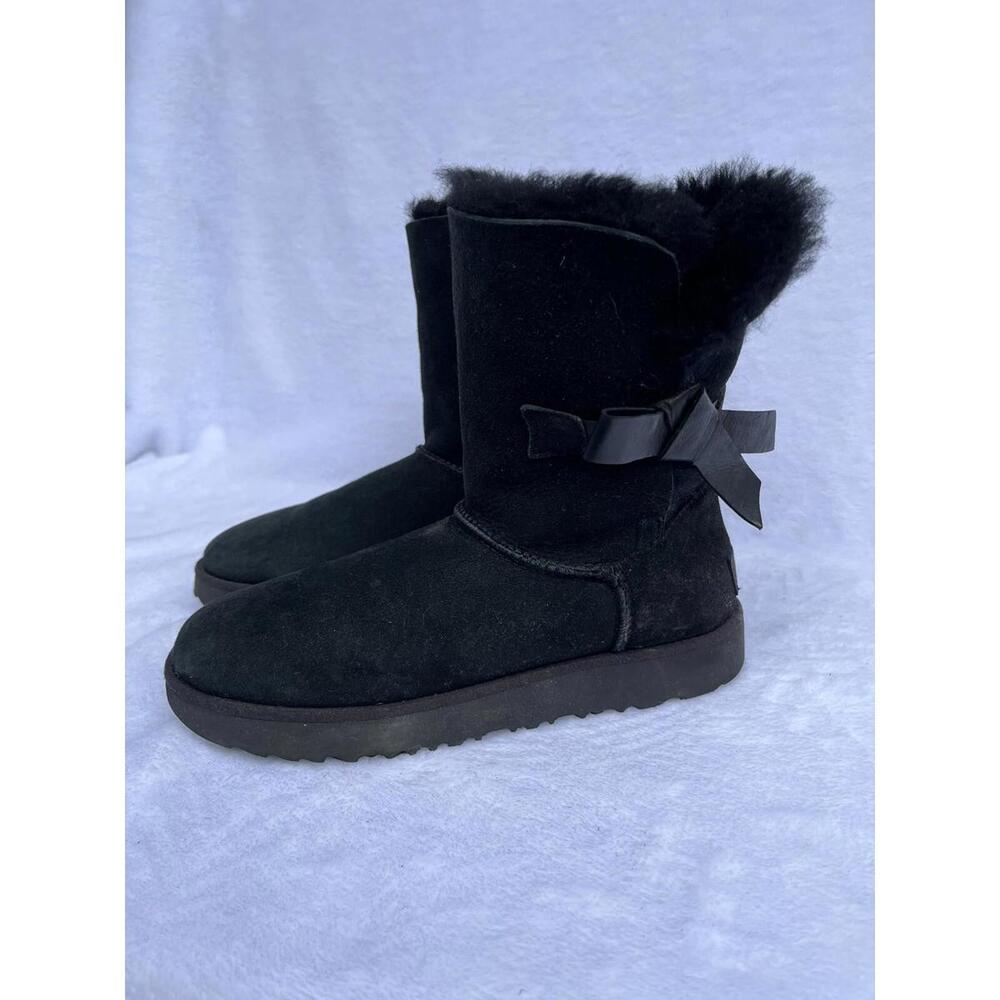 New  Black Shearling Leather Classic Knot Short Uggs Size 7